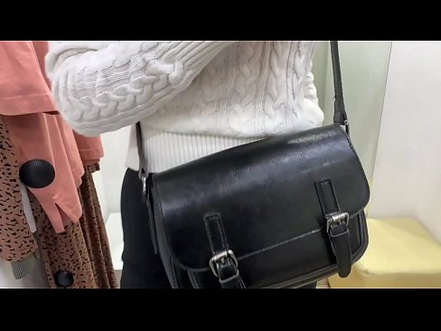 ❤️ فٹنگ روم میں ڈلڈو کے ساتھ نوجوان کتیا فیرل بیری کی عوامی مشت زنی ❤️ مقعد فحش